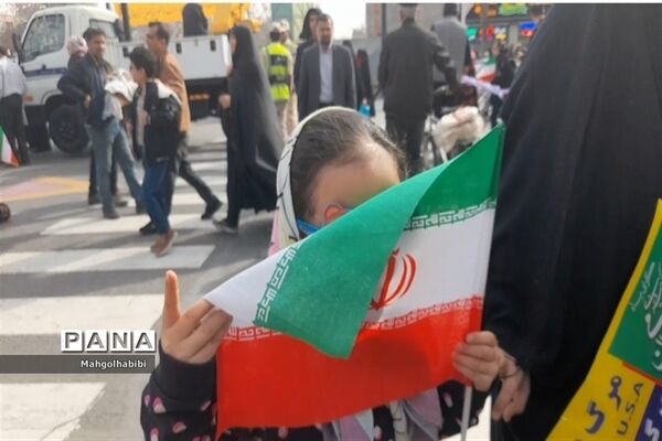 بوسه کودکان بر پرچم ایرانِ جان