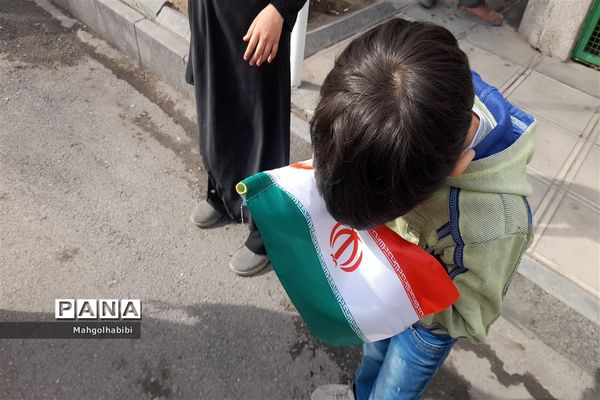 بوسه کودکان بر پرچم ایرانِ جان