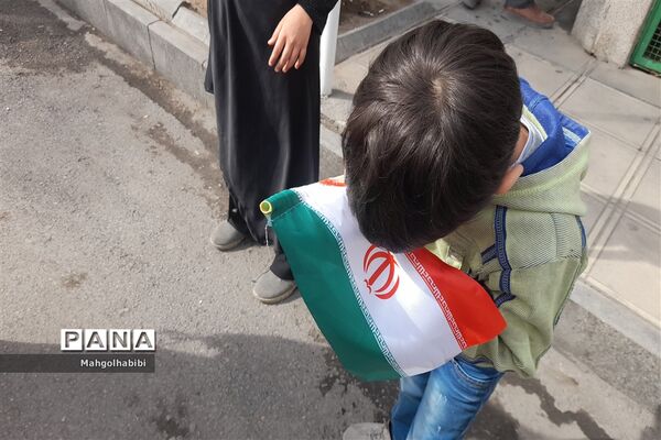 بوسه کودکان بر پرچم ایرانِ جان