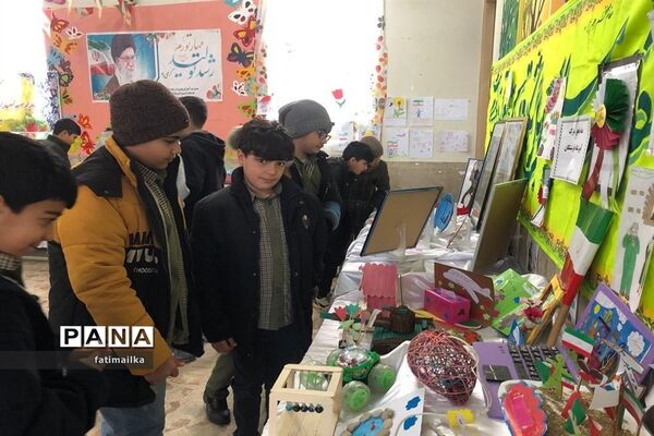 بازدید فرماندار فیروزکوه از نمایشگاه دستاوردهای دانش‌آموزی در شهرستان فیروزکوه