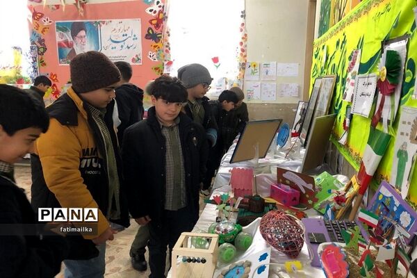 بازدید فرماندار فیروزکوه از نمایشگاه دستاوردهای دانش‌آموزی در شهرستان فیروزکوه