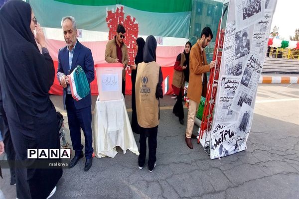 برپایی غرفه سازمان دانش‌آموزی خراسان جنوبی در راهپیمایی 22 بهمن