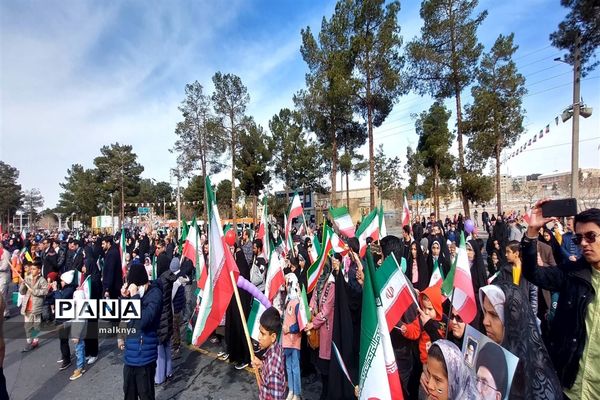 برپایی غرفه سازمان دانش‌آموزی خراسان جنوبی در راهپیمایی 22 بهمن