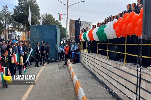 برپایی غرفه سازمان دانش‌آموزی خراسان جنوبی در راهپیمایی 22 بهمن