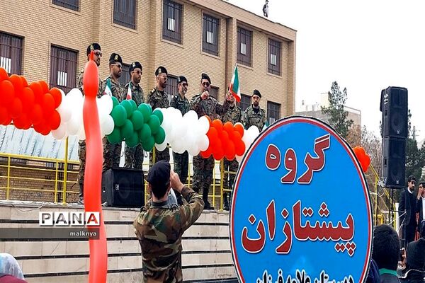 برپایی غرفه سازمان دانش‌آموزی خراسان جنوبی در راهپیمایی 22 بهمن