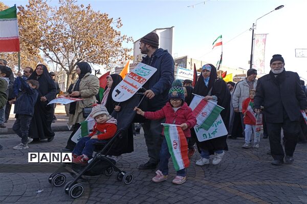 حماسه‌آفرینی کودکان و نوجوانان زنجانی در راهپیمایی ۲۲بهمن