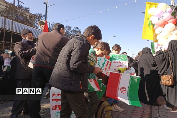 حماسه‌آفرینی کودکان و نوجوانان زنجانی در راهپیمایی ۲۲بهمن