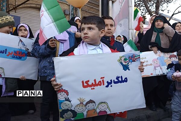 حماسه‌آفرینی کودکان و نوجوانان زنجانی در راهپیمایی ۲۲بهمن