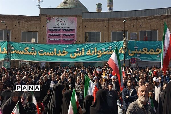 حماسه‌آفرینی کودکان و نوجوانان زنجانی در راهپیمایی ۲۲بهمن