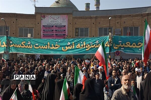 حماسه‌آفرینی کودکان و نوجوانان زنجانی در راهپیمایی ۲۲بهمن