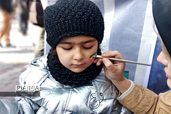 برپایی نمایشگاه فرهنگی سازمان دانش‌آموزی استان زنجان در مسیر راهپیمایی ۲۲بهمن