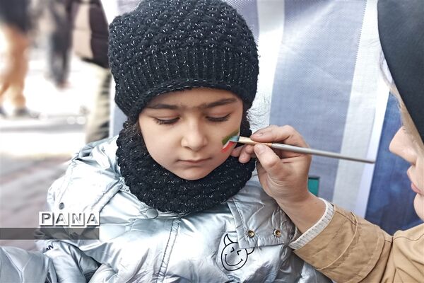 برپایی نمایشگاه فرهنگی سازمان دانش‌آموزی استان زنجان در مسیر راهپیمایی ۲۲بهمن