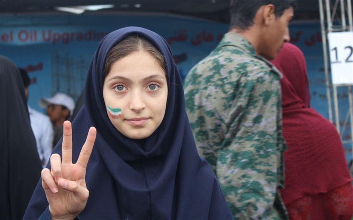 دانش‌آموزان بندرعباس: فقط به عشق رهبرمان آمده‌ایم/فیلم