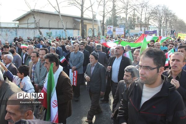 گام‌های استوار مردم آمل در چهل و پنجمین فجر انقلاب