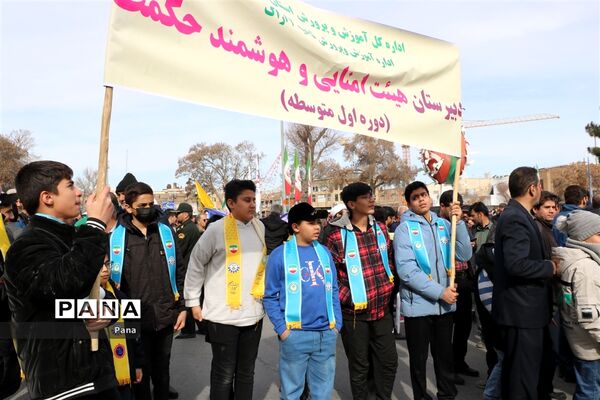 حضور اعضای سازمان دانش‌آموزی استان مرکزی در راهپیمایی ۲۲ بهمن