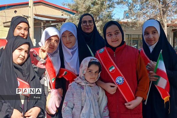 حضور اعضای سازمان دانش‌آموزی استان مرکزی در راهپیمایی ۲۲ بهمن