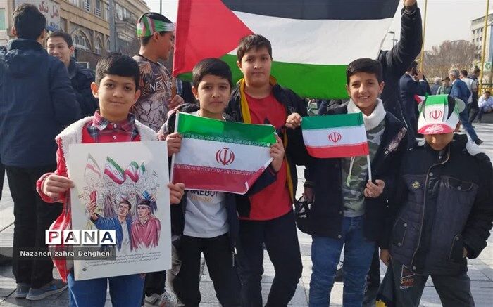 روایت دانش آموز خبرنگار زائر امام رضا از حماسه حضور ملت ایران در راهپیمایی ۲۲ بهمن/ فیلم