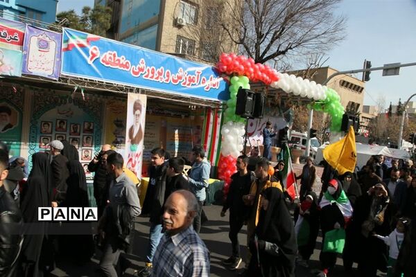 غرفه انقلاب در راهپیمایی 22 بهمن