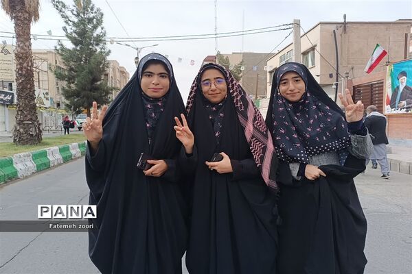 حضور دانش‌آموزان زاهدانی در راهپیمایی ۲۲ بهمن