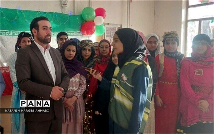 ترکیب لباس‌های محلی وصنایع دستی و سنتی، صحنه‌ای درآمیخته با اصالت ایرانی است