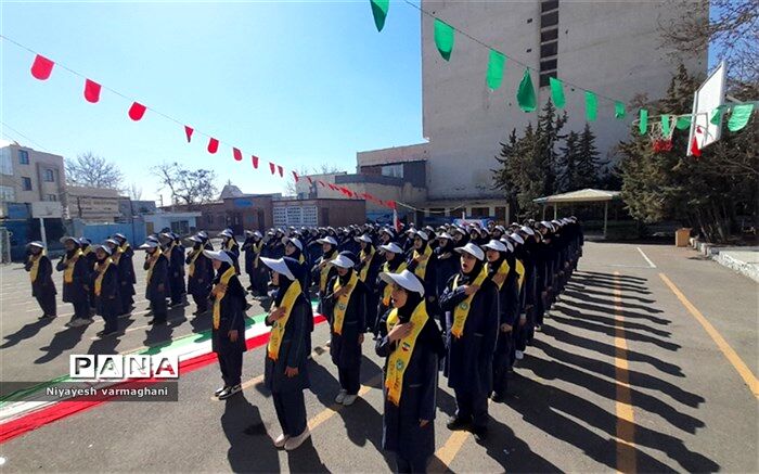 مانور بزرگ یاوران انقلاب در دبیرستان تربیت رودهن برگزار شد/فیلم