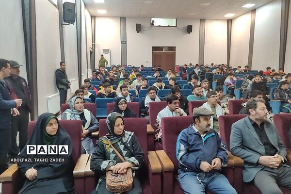 اعزام دانش‌آموزان پسر منطقه کهریزک به اردوی راهیان نور