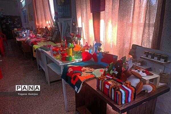 نمایشگاه هنرهای دستی دانش‌آموزان مدرسه فاطمیه