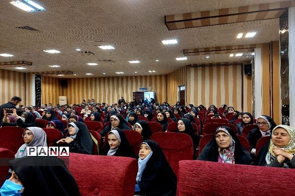 حضور دانش‌آموزان و فرهنگیان در آیین اختتامیه مسابقات قرآن منطقه ۱۸