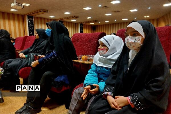 حضور دانش‌آموزان و فرهنگیان در آیین اختتامیه مسابقات قرآن منطقه ۱۸