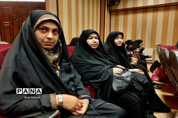 حضور دانش‌آموزان و فرهنگیان در آیین اختتامیه مسابقات قرآن منطقه ۱۸