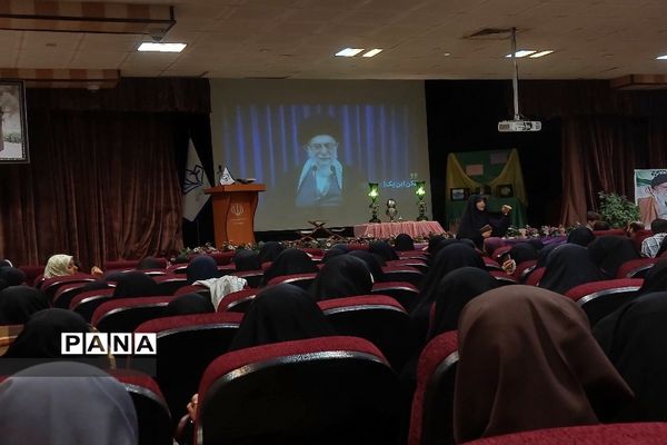 حضور دانش‌آموزان و فرهنگیان در آیین اختتامیه مسابقات قرآن منطقه ۱۸