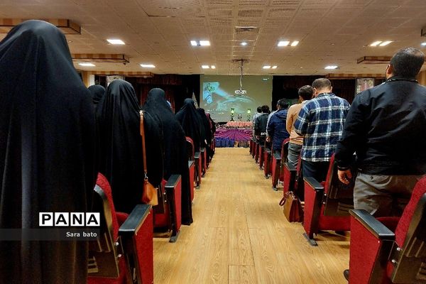 حضور دانش‌آموزان و فرهنگیان در آیین اختتامیه مسابقات قرآن منطقه ۱۸