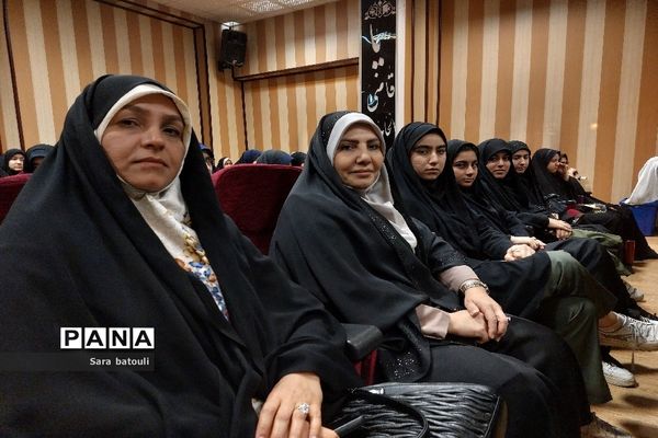 حضور دانش‌آموزان و فرهنگیان در آیین اختتامیه مسابقات قرآن منطقه ۱۸