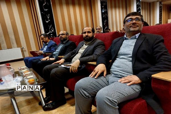 حضور دانش‌آموزان و فرهنگیان در آیین اختتامیه مسابقات قرآن منطقه ۱۸