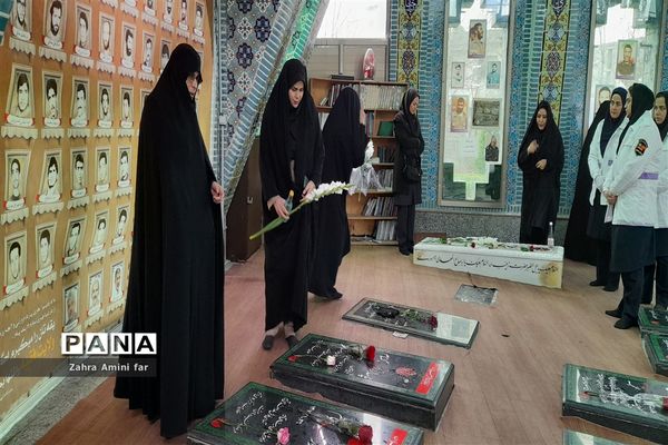ادای احترام سرپرست دفتر امور زنان و خانواده استانداری مازندران به مقام شامخ شهدا شهرستان نور