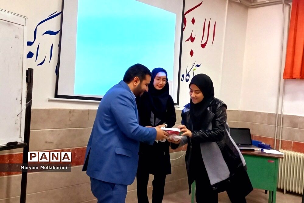 جشنواره همیار معلم در دبیرستان زهره خبازی شهرستان دماوند
