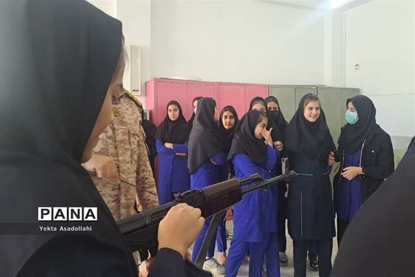 کلاس آموزش کار با اسلحه در مدرسه شهید نوری اعتماد رباط‌کریم