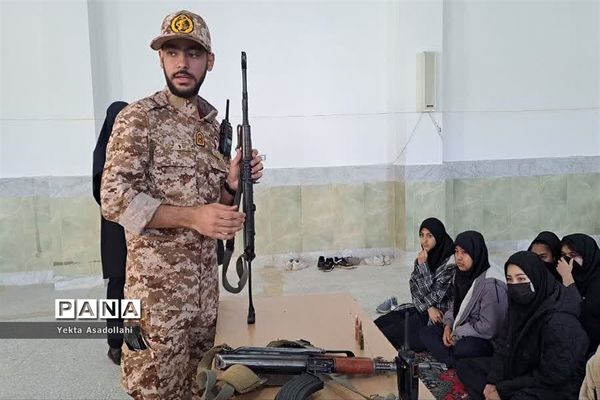 کلاس آموزش کار با اسلحه در مدرسه شهید نوری اعتماد رباط‌کریم