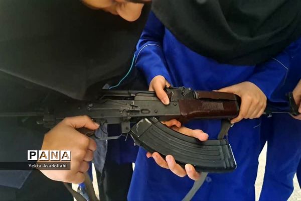 کلاس آموزش کار با اسلحه در مدرسه شهید نوری اعتماد رباط‌کریم