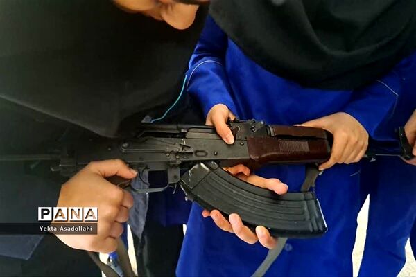 کلاس آموزش کار با اسلحه در مدرسه شهید نوری اعتماد رباط‌کریم