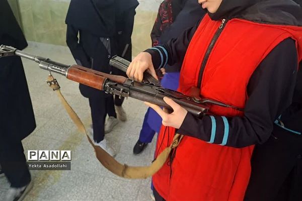 کلاس آموزش کار با اسلحه در مدرسه شهید نوری اعتماد رباط‌کریم