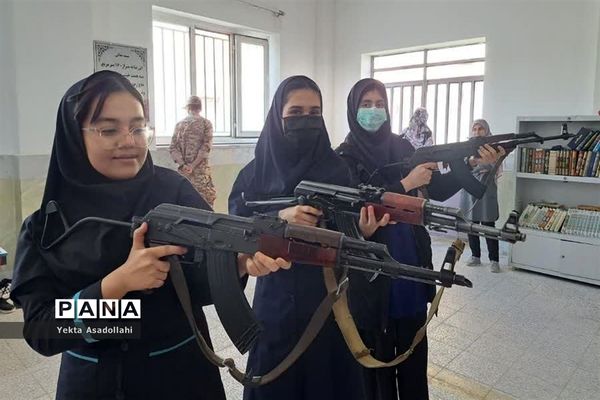 کلاس آموزش کار با اسلحه در مدرسه شهید نوری اعتماد رباط‌کریم