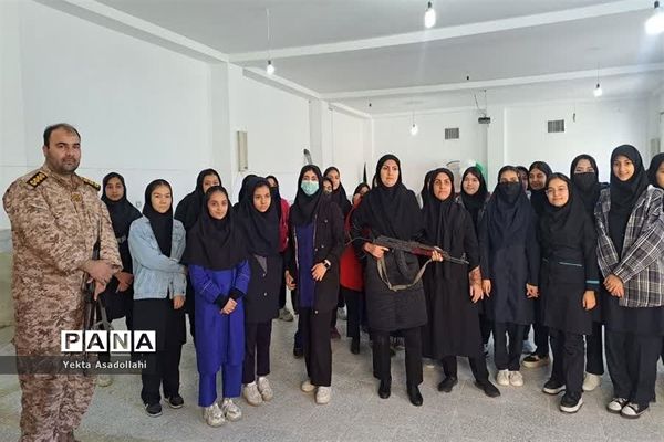 کلاس آموزش کار با اسلحه در مدرسه شهید نوری اعتماد رباط‌کریم