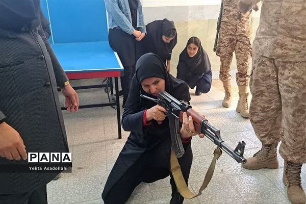 کلاس آموزش کار با اسلحه در مدرسه شهید نوری اعتماد رباط‌کریم