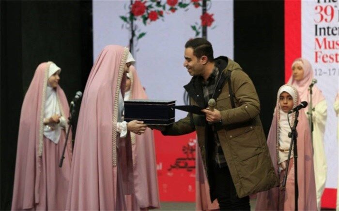دانش‌آموزان محور سرود فجر