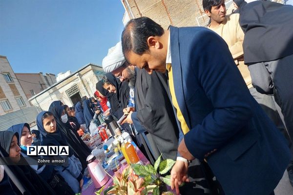 بازارچه کسب و کار دانش‌آموزی در دبیرستان شهید محمدی پور خلیل‌آباد