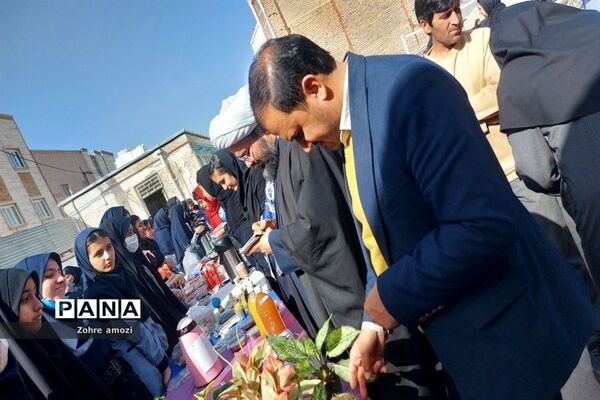 بازارچه کسب و کار دانش‌آموزی در دبیرستان شهید محمدی پور خلیل‌آباد