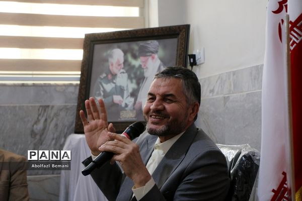 آیین تقدیر از پدران جانباز دانش‌آموزان دبیرستان شاهد نجمیه قم