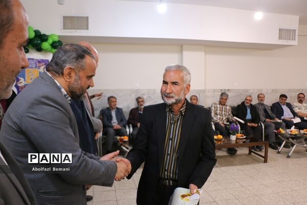 آیین تقدیر از پدران جانباز دانش‌آموزان دبیرستان شاهد نجمیه قم