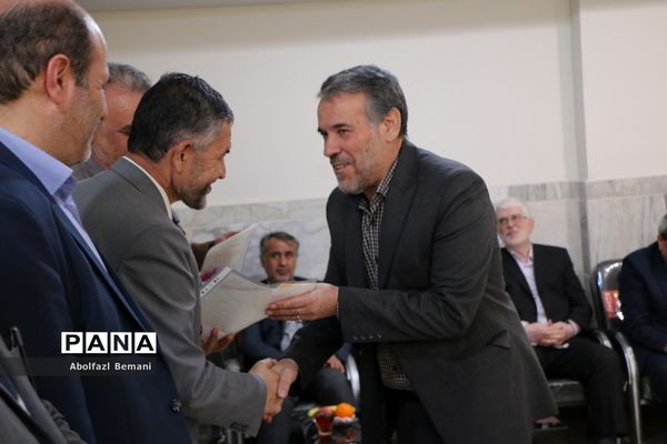 آیین تقدیر از پدران جانباز دانش‌آموزان دبیرستان شاهد نجمیه قم